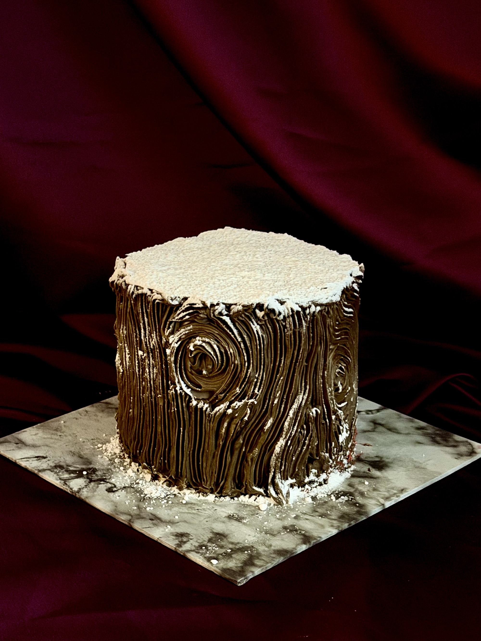 Chocolate tree stump cake with white top